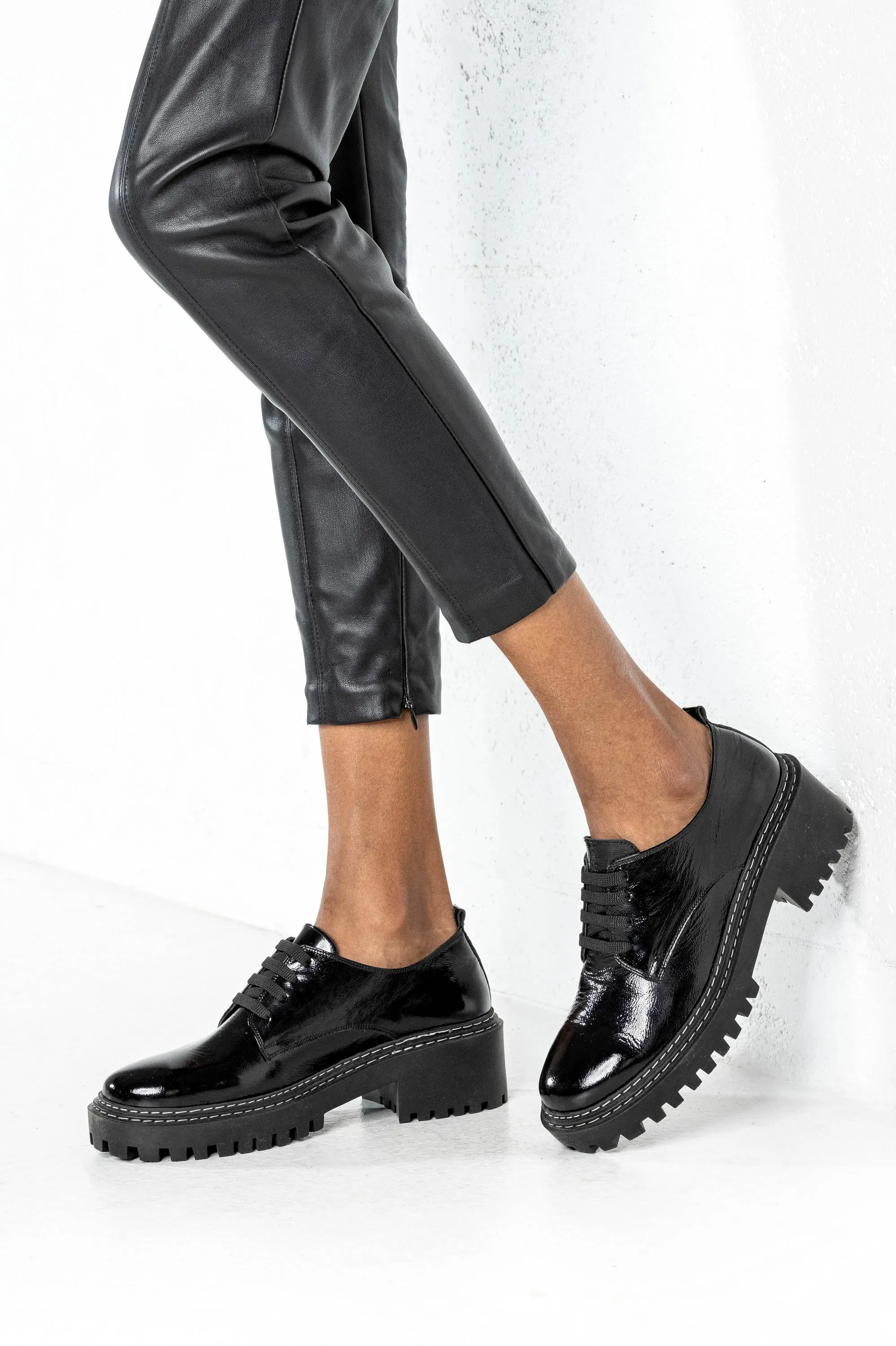 Leather lace-up shoes
